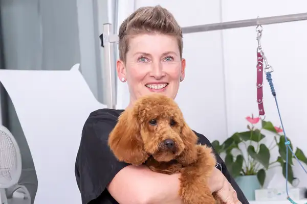 Sandra Harder mit Hund auf dem Arm